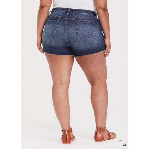 Torrid Denim Blue Jean Shorts Distressed Frayed Hem Plus Size 26 Skinny Short - Picture 2 of 6
